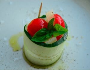 Involtino di cetriolo con pomodorini Come preparare un involtino di cetriolo