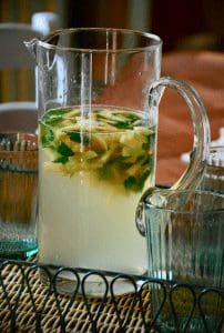 Come preparare la bevanda fresca con bucce di melone